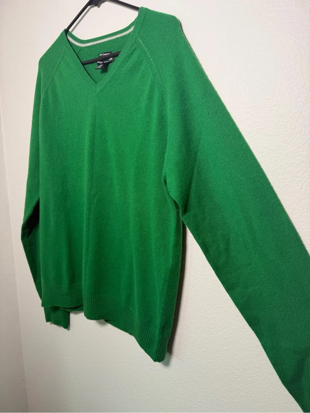 Club Monaco 100% Cashmere Kelly Green V-Neck Sweater Size M